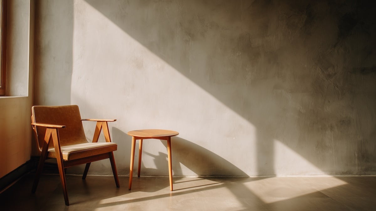 sm_flip_yalocin_Minimal_interior_room_with_natural_light_and_soft_shado_27ac224f-7bb6-4bf6-9e50-f42a955ac70d